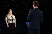 Moderator Alexander Bommes (r.) mit der Kandidatin Freya Schäfer (l.).