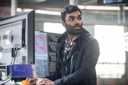 Nachdem er eine Schwachstelle entdeckt, hackt sich Tariq Bakari (Jake Matthews) in das SOPHE System - doch statt einer Anzeige bekommt er von Tanner ein Jobangebot ...