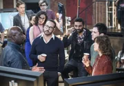 Die Crowdsourcing App von Tanner (Jeremy Piven, 2.v.l.) und seinem Team (v.r.n.l.: Natalia Tena, Blake Lee und Jake Matthews) verzeichnet erste Erfolge, als Detective Cavanaugh (Richard T. Jones, l.) dadurch einen Mörder eines bisher ungeklärten Falls festnehmen kann. Doch was ist mit dem Mörder von Tanners Tochter?