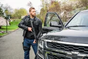 Kenny Crosby (Kellan Lutz)