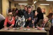 Mike (Neil Flynn) kämpft, sich für die besten Eltern-Aufgaben einzutragen, während Axl von Sue genötigt wird, sie überall hinzufahren.