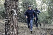Verfolgen eine heiße Spur des vermissten Jungen im Wald: Tanner (Jeremy Piven, l.) und Detective Cavanaugh (Richard T. Jones, r.) ...
