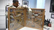 Gefängnisleiter Diggins zeigt eine Tafel mit Waffen, die bei den Gefängnisinsassen im Denver County Jail gefunden wurden.