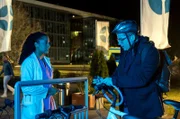 Emma spricht mit Elias über ihren Patienten Erol Steltze.