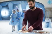 Sascha (Simon Böer) muss als zweite weihnachliche Prüfung einen besonderen Keks backen.