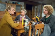 Caro ist mit Marius und Bernhard zu Besuch auf den Fallerhof gekommen. v.li.: Caro (Constanze Weinig), Johanna (Ursula Cantieni), Bea (Christiane Brammer)