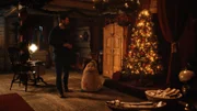 Sascha (Simon Böer) betritt zum ersten Mal das Weihnachtshaus. Das Haus heißt ihn willkommen.
