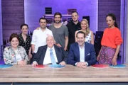 V.l.: Jurorin Maria Groß (sitzend), Anna Thalbach, Koch-Profi Ali Güngörmüs, Juror Reiner Calmund (sitzend), Tom Beck, Koch-Coach Sebastian Franke, Juror Gerhard Retter (sitzend), Moderatorin Ruth Moschner und Milka Loff Fernandes