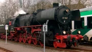 Die hessische Lok "52 4867" im Bahnhof.