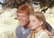 Laura (Melissa Gilbert, r.) hat sich Hals über Kopf in ihren wesentlich älteren Mitschüler Johnny Johnson (Mitch Vogel, l.) verliebt ...