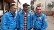 Die Trödelprofis Mauro Corradino, Sükrü Pehlivan und Otto Schulte wollen Eberhard helfen.