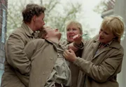 Mit einer in einer Zahnbürste verborgenen Rasierklinge will Mareike (Sanna Englund, re.) Sascha (Barbara Sotelsek, 2.v.li.), die von Melanie (Sigrid M. Schnückel, li.) festgehalten wird, die Kehle aufschlitzen. In letzter Sekunde geht Ilse (Christine Reiff) dazwischen...