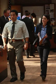 Die Ermittlungen in dem neuen Mordfall gehen voran: Kimball Cho und Teresa Lisbon ...