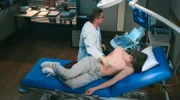 Elias (Stefan Ruppe, l.) untersucht den Jungen Mats Beyer (Claude Albert Heinrich, r.). Er ist ein medizinisches Wunder, denn er hat zwei Herzen!