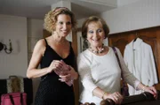 Biene (Heike Kloss, li.) und Hildegard (Margot Nagel) freuen sich in London auf das Chris de Burgh-Konzert.