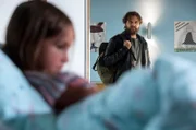 Darian Gooste (Sepp Klein, r.) sucht seine Tochter Jane (Komparsin, l.) Er wird schnell fündig.