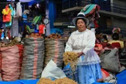 Auf dem Markt in Urubamba in Peru bietet die ländliche Bevölkerung ihre Waren an.