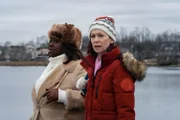 Retta als Margo Clarke und Carrie Preston als Elsbeth Tascioni