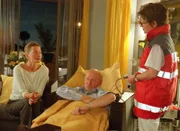 Evas (Karin Böhne, li.) Vater (Uwe Zerbe) hatte einen Schwächeanfall. Eva fragt die Ärztin (Komparsin), ob es etwas Ernstes sei.
