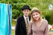 Lara (Claudia Zita) und Pan Tau (Matt Edwards) sind zusammen unterwegs.