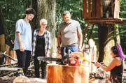 Kandidatin Res sägt mit einer kleinen Carving-Säge Details in ihre Holzskulptur.