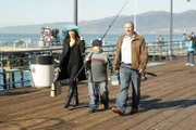 v.li.: Gloria Delgado (Sofía Vergara), Manny Delgado (Rico Rodriguez), Jay Pritchett (Ed O'Neill).