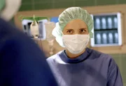 Gemeinsam mit Dr. Lentz operiert Dr. Mertens (Elisabeth Lanz) das Schimpansenbaby Momo.