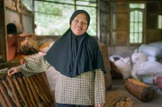 Alle Gewürze stammen aus der Region. Ibu Julimar ist Zimtproduzentin.