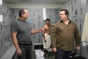 Jay (Ed O'Neill) spielt wie Cameron (Eric Stonestreet) gerne Squash, doch ihm graut es davor, mit dem homosexuellen Cameron gemeinsam in der Männerumkleide zu sein.