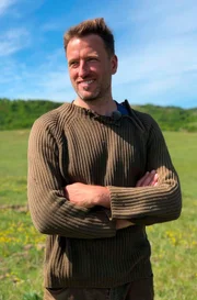 Matthias Schilling hat sich als „Inselbauer“ von der Öhe längst einen Namen gemacht. Seine Rinderherden hält er mittlerweile nicht nur auf seiner Privatinsel „Öhe“, sondern auch im Schatten des Leuchtturms von Hiddensee. Das Fleisch vermarktet er in seinen Restaurants und Hofläden auf Hiddensee und in Stralsund.