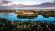 Eine Drohnenaufnahme fängt die malerische Landschaft des finnischen Schärengartens ein.