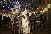 Väterchen Frost hat sich mit seiner Tochter Schneeflöckchen versöhnt und lässt es nun für Beuto und Sascha schneien.