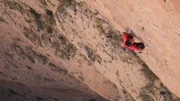 Alex Honnold klettert frei auf Les Rivieres Pourpres. (Bildnachweis: National Geographic)