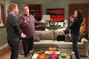 (v.li.) Mitchell (Jesse Tyler Ferguson), Cameron (Eric Stonestreet) und Dr. Miura (Suzy Nakamura)