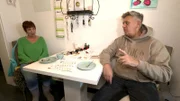 In Köln besucht Frank Fussbroich seine Mutter Annemie, sie leidet seit dem Tod ihres Mannes unter Depressionen.