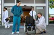 Tom (Tilman Pörzgen, l.) findet einen ganz eigenen Zugang zu seinem Patienten Erwin Meyer (Martin Gruber, r.) und seinen Schmerzen.