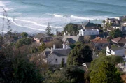 Die Südinsel Neuseelands ist ein Naturparadies und einer der letzten bewohnten Flecken Erde vor der Antarktis. An ihrer Ostküste liegt die Stadt Dunedin – Geburtsort der Schriftstellerin Janet Frame.