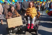Als lebensfreudige und entschlossene junge Frau kämpft Nadja (l.) gegen Stereotypen von Menschen mit Beeinträchtigung.