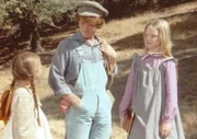 Laura, Mary und ihr neuer Mitschüler Johnny Johnson haben den gleichen Schulweg.