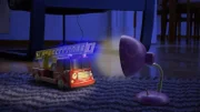 Das Blümchen verdurstet! Die kleine Lampe ruft sofort die Feuerwehr.