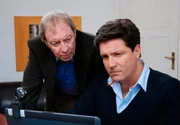 Johannes (Ulrich Pleitgen, l.) und Christian (Francis Fulton Smith, r.) sprechen über Marlene.