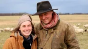 Die Schäfer Patricia Sachau und Hannes Hoyme sind von Ostholstein nach Mecklenburg gezogen, weil sie hier im Osten mit ihren Herden noch ein Gefühl von „Wildem Westen“ haben. Die Weite und die großen Weideflächen finden sie so in ihrer Heimat nicht mehr.