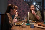 Mary und Aaron essen zu Abend.