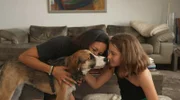 Natascha Lehnen (l) mit Hündin Mavi und Tochter Charlotte. Eigentlich ist Mavi ein lieber Familienhund, wenn sie Spazieren gehen, haut sie aber regelmäßig ab und geht ihrem Jagdtrieb nach.