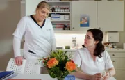 Schwesternschülerin Jasmin Hatem ist aufgelöst. Der Zustand zweier Patienten geht ihr sehr nahe und es besteht die Möglichkeit, dass auch sie sich mit Meningokokken infiziert hat. Schwester Miriam hat vollstes Verständnis für Jasmins seelischen Zustand und will ihr den Nachmittag frei geben. Doch Jasmin ist tapfer und will weiter arbeiten. Im Moment werden alle Kräfte gebraucht.