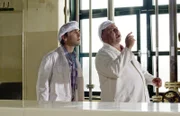 In der Kakaorösterei lässt sich Fritz (Guido Hammesfahr) vom Röstmeister (Hilmar Eichhorn) erklären, wie Kakaobohnen verarbeitet werden.