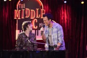Kat (Mayim Bialik, l.); Max (Cheyenne Jackson, r.)