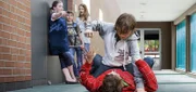 Zivilcourage in Mobbing-Situationen - Im PUR+-Experiment mit versteckter Kamera testen Schüler die Bereitschaft von Passanten, in solchen Situationen einzugreifen.