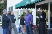 "Modern Family", "15 Prozent." Jay verbringt den Tag mit seinen alten Freunden. Die Männer kennen sich schon ewig und sind von der eher bodenständigen Sorte. Als Cameron ihnen zufällig begegnet, stellt Jay ihn nicht als seinen Schwiegersohn vor, sondern als einen Freund. Cameron stört das weniger, doch Mitchell ist erbost und stellt seinen Vater wütend zur Rede. Manny fiebert unterdessen seinem Date mit einem Mädchen entgegen, das er in einem Internetbuchclub kennengelernt hat. Doch beim ersten Treffen entpuppt sich sein Date als erwachsene Frau. Im Bild (v.li.): William Jones (Scotty), Darius Dudley (Dale), Ed O'Neill (Jay Pritchett), Chazz Palminteri (Shorty).