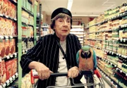 Klara Schuster (Christel Peters) hat die Papageien-Dame Lora aus dem Zoo entführt und sucht mit ihr im Supermarkt nach geeignetem Futter.